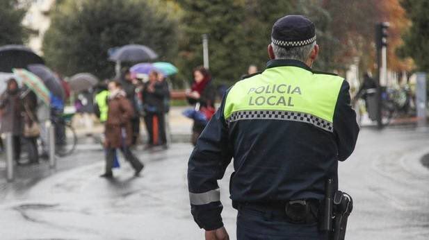 ÚLTIMA HORA: Detenen un policia local a Sant Esteve de les Roures per portar l'armilla GROGA. El Mosso que l'ha detingut s'ha adonat que ell també portava l'armilla groga i s'ha detingut a ell mateix. Demà passaran a disposició judicial.