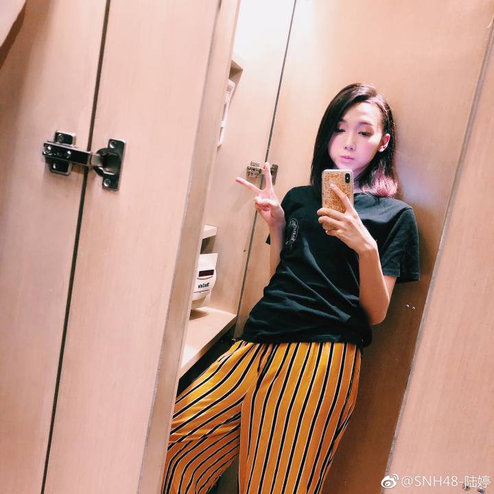 SNH48LuTing's tweet photo. 😳给大家分享两张夏日性感的我………不辜负大家对我火热身材的期待。（智商高的人才能看到哦 https://t.co/npgr9o7Cay