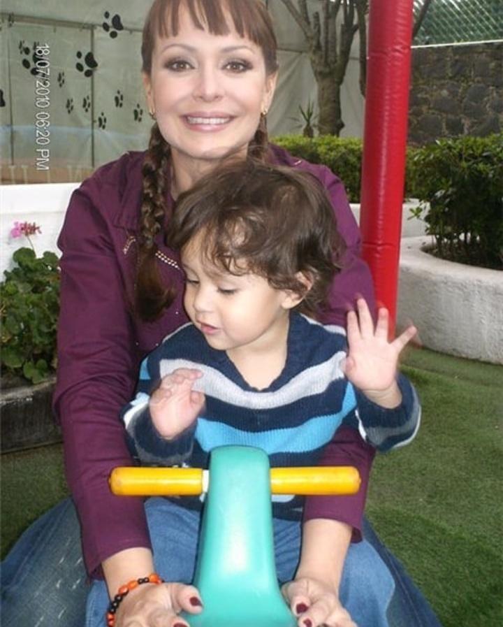 MileeGomez6's tweet photo. Tu eres un gran ejemplo de lucha, de valentía👏🏼
Un ejemplo para muchas madres!!💫
Gabo es un niño muy afortunado de tenerte como mamá y papá!❤
Y debe sentirse orgullosísimo de ti😍
Te amo y admiro con toda mi alma @gabyspanic 👑!!!❤❤❤ https://t.co/mCixk74BZd