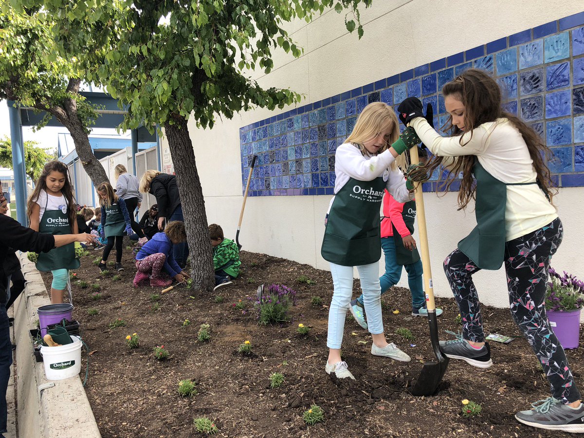 _ProjectNext's tweet photo. Who planted a garden? The LEAP garden club did! Thank you to Orchard Supply hardware who came out to support our LEAPers plant their very own garden. #schoolgarden #thefuturegen #thesmpromise 🌿🌱🌷🌼🌸 https://t.co/KKN25A0pwz