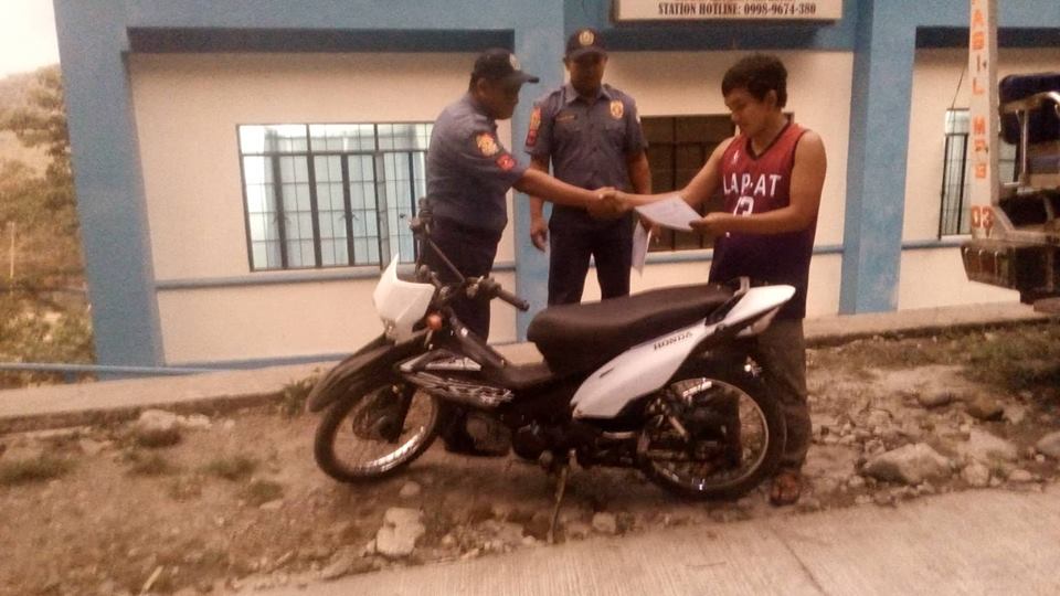 PNPPasil's tweet photo. The stolen/carnapped motorcycle  was subsequently  turn-over by SPO4 Paul Ludan and SPO3 Marvin Pinading to the registered owner( Jervine Cayag Bommugas) after made a verification  of pertinent document.
 #CrimeSolution
 #PatrolPlan2030 https://t.co/XRVH3q0yBd