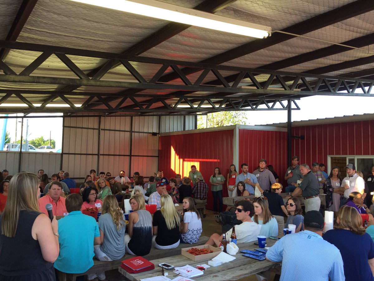WestAlPres's tweet photo. Outstanding participation at the Choctaw County Alumni Crawfish Boil last night in Butler. Great food, fun, and fellowship enjoyed by all. Courtney Vick and team do an excellent job. 23 students received new or renewable scholarships. Thanks to Naheola Credit Union for sponsoring https://t.co/3QaRSk2sOd