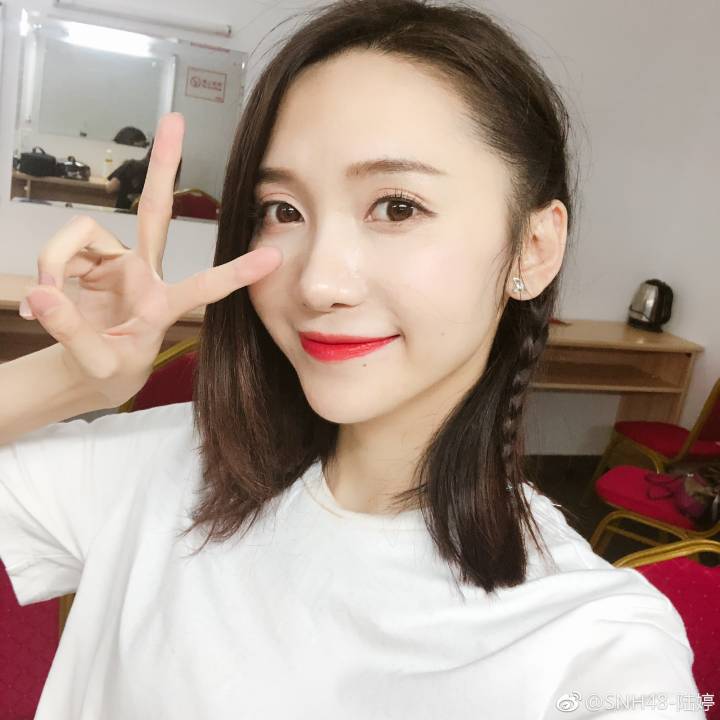 SNH48LuTing's tweet photo. 来到重庆真的超开心，谢谢热情的你们❤️

我要去吃火锅啦……希望下次还能来🙈 https://t.co/iMzaPGNoQN
