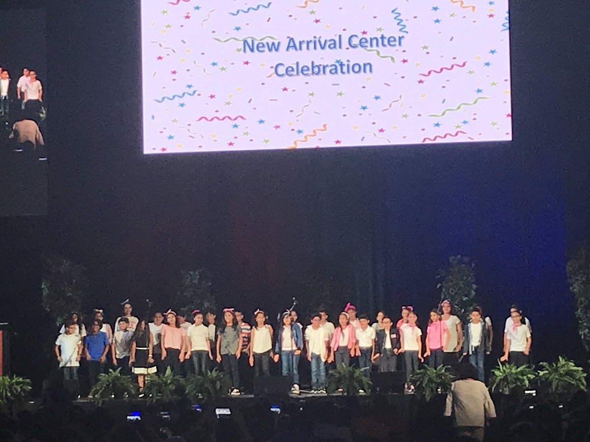 dianna_passmore's tweet photo. Beautiful night for a celebration of diversity and dreams! 💙❤️ @fraziergators #gofraziergators https://t.co/4wO3x8RSi5