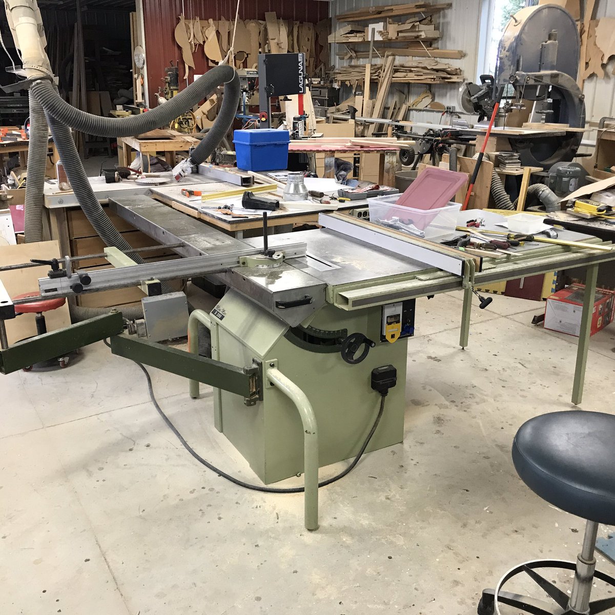 NickFerryBuilds's tweet photo. Finished helping my friend set up his new (to him) Minimax sliding table saw - fun stuff - #minimax #slidingtablesaw #minimaxsaw #tablesaw https://t.co/japWtXQSnU