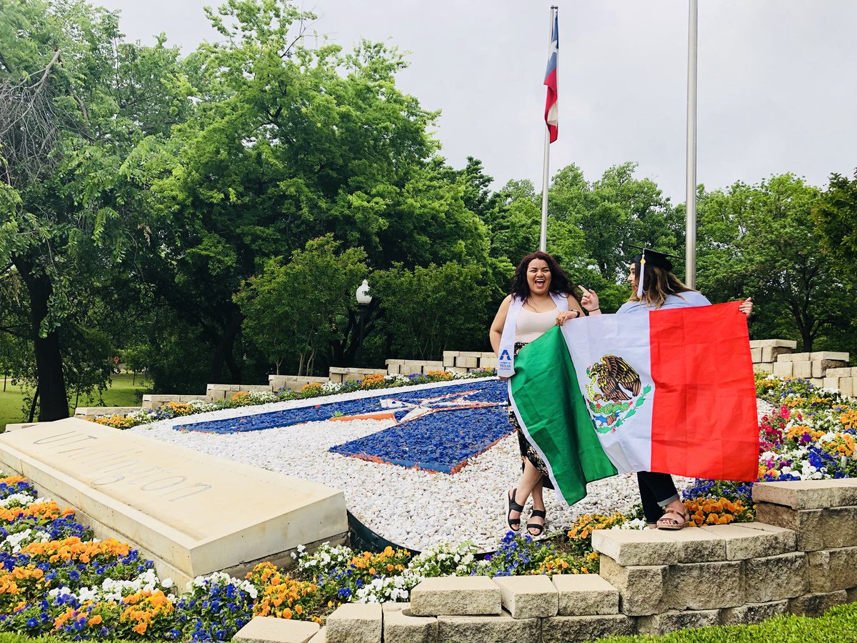 cassielpzXO's tweet photo. A una semanita de ser oficialmente licenciadas en relaciones públicas con un enfoque menor en publicidad y español. #sisepudo #MavGrad2018 #firstgen #womenincomm https://t.co/dGwOQFmI4q