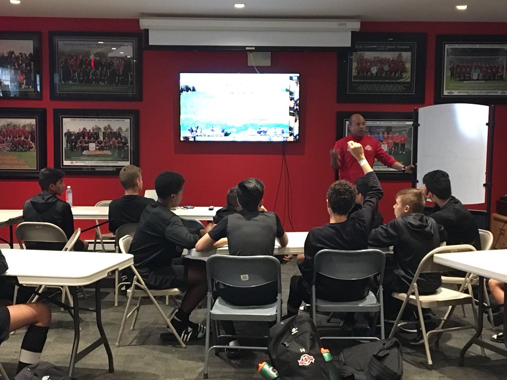 SoccerMuck's tweet photo. Video / Chalk Talk before we head out onto the pitch tonight with the big guy! #MiniMucks3.0 https://t.co/BNr51svpLp