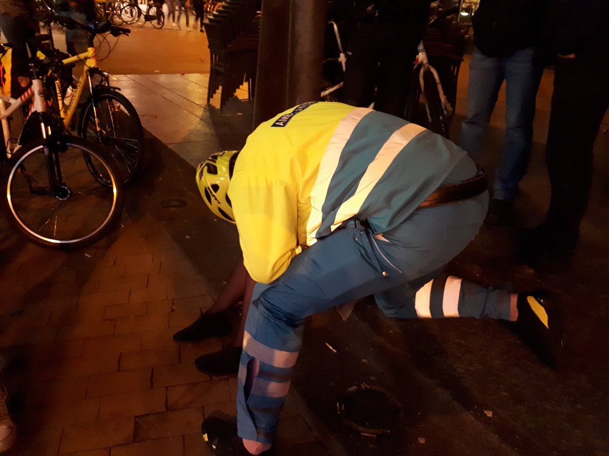 WA_Paddepoel's tweet photo. Primeur voor horecanachten #Groningen Inzet van  ambulancebikers. Mooie en nuttige samenwerking tussen @AmbulancezorgGR en OOT Bikers van @polgroningen in uitgaanscentrum. https://t.co/ZD41XBdLIY