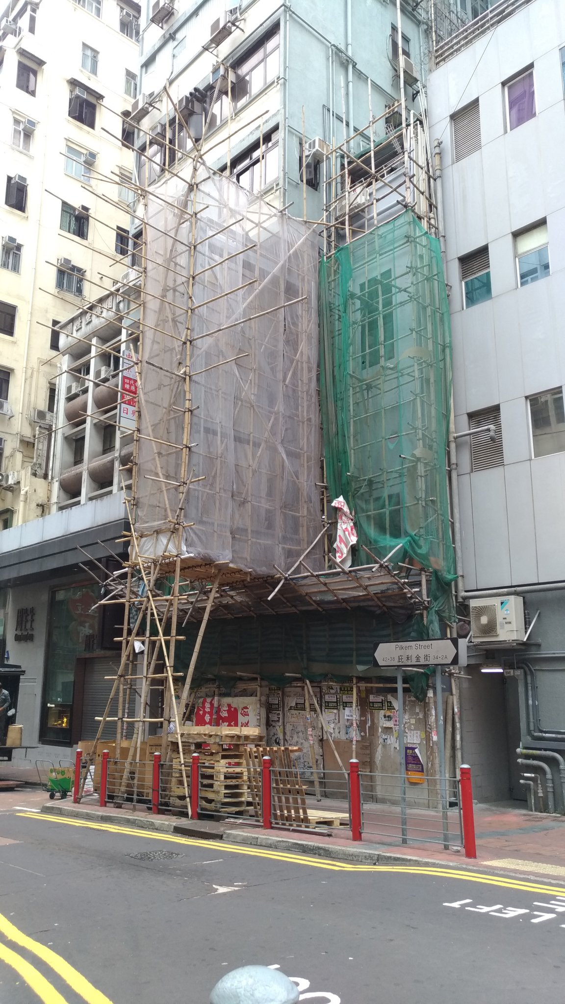 Rikoler Pa Twitter 日本では工事現場の足場といえば鉄パイプ組ですが 香港では竹が現役 組み方だけでも芸術的だと思う なお 逆さ屋根のように突き出したとこは落下防止のところ 竹は柔軟だから落ちてもひっかかって助かった人がいるとか T Co