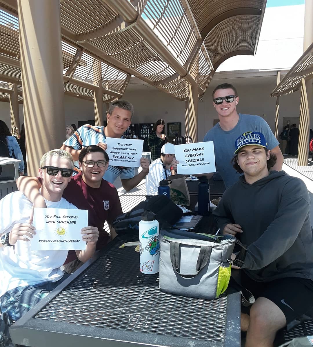 MVHSwillhelp's tweet photo. #PositiveSignThursday with these awesome Nighthawks!!!
#ICANHELP #MVHSwillhelp
Comment π if you see yourself in a photo!! https://t.co/Df45KXiFqP