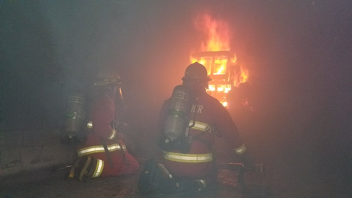GalaxFireDept's tweet photo. @GalaxFireDept Explorers live burn tonight! The future looks bright! #trainon #proudcapt https://t.co/3GLLXNSPvx