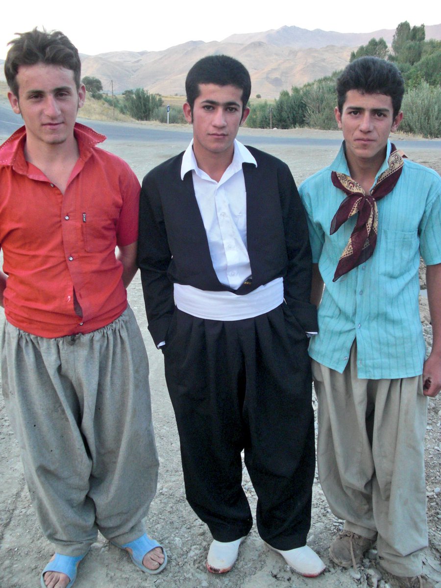 カフェバグダッドさんのツイート 青年 壮年 老年で それぞれ着こなし方が違ってくる でもあのダボっとしたズボンは同じ 国を持たない世界最大の民族 クルド人男性の衣装 民族衣装を着続けている民族はやはり素晴らしい 写真はいずれもイランのクルディスタン