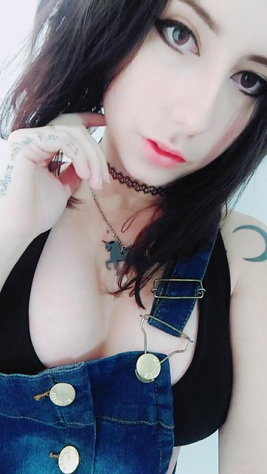 Watch Giu Hellsing's leaked NSFW photo on TwXstars