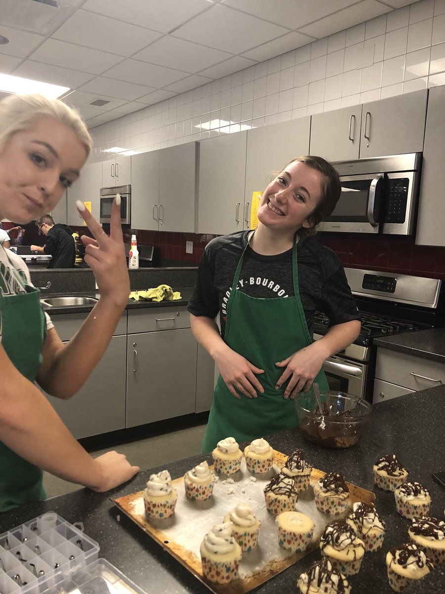 MsMohammadBB's tweet photo. 5th hour in action #CupcakeWars2018 #culinaryII #BBFACS https://t.co/celnXej3GZ