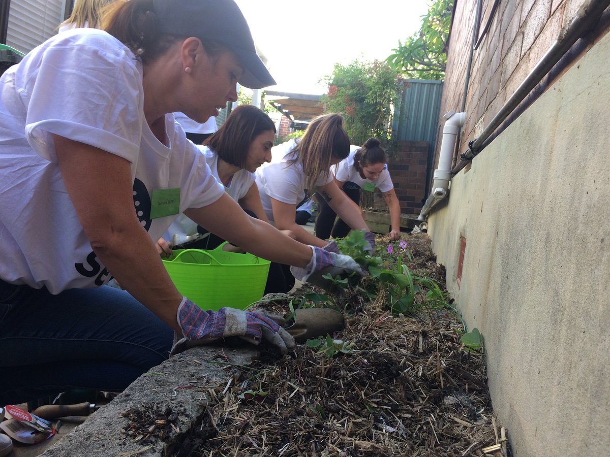 SSHAustralia's tweet photo. Working bee! Sun's out and the wonderful teams from Universal Sony and @seekjobs Australia are working hard at Stepping Stone House!
#caresday2018 #unisphe #theviewinglounge #fullyseek https://t.co/E0xFbKxptD