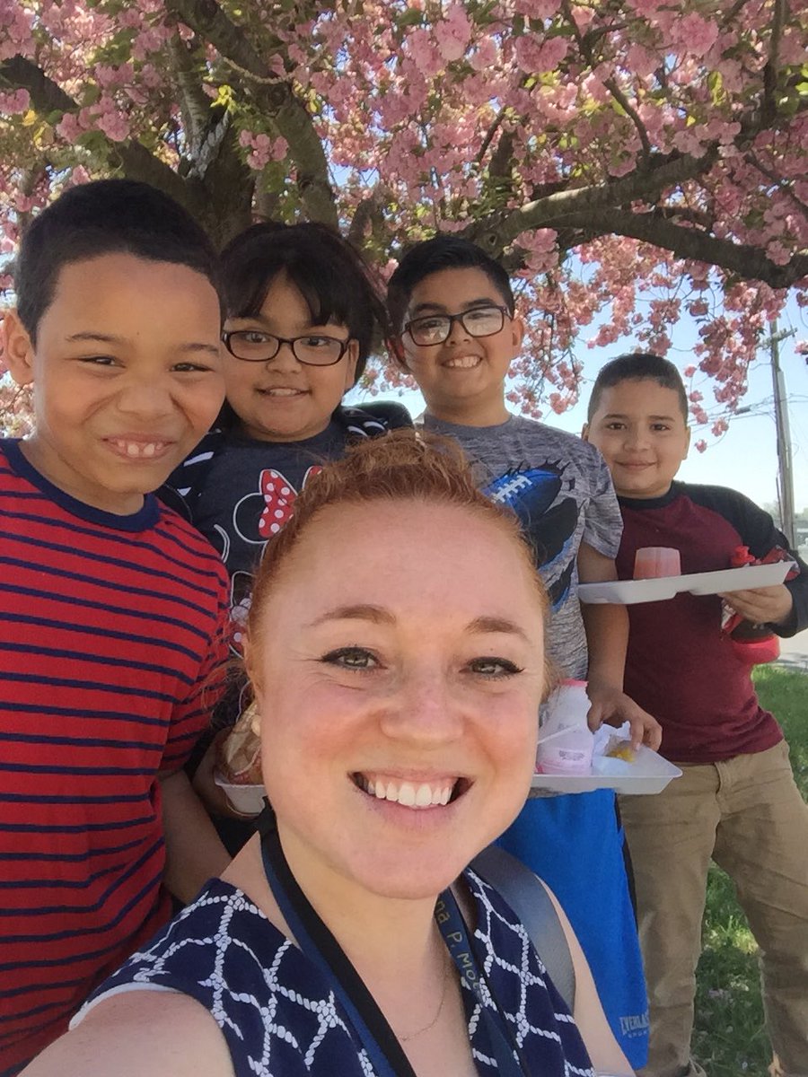 A fun lunch with this wonderful bunch beneath the pretty tree in front of school 🌸