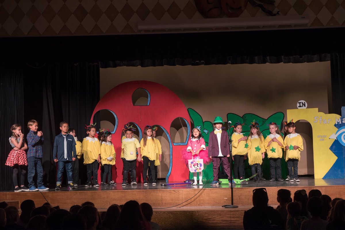 1stgradeGH's tweet photo. First Grade Goes Seussical!! Great job to all the first grade students!! What a fantastic job they did!! #ghgators @KatieTeachesGH @MSBLOSSOMGH1 @GHElementary https://t.co/g29mTzKShN