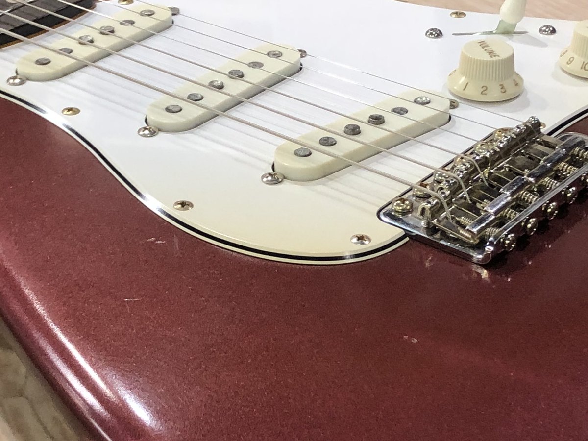 CrewsGuitars's tweet photo. “Vintage Line ST-60 Burgundy Mist Aged Finish”
Slab Board Aged
with K&T S-64
#CrewsManiacSound #vintage #stratocaster #alderbody #hardmaple #guitar #guitarplayer #burgundymist #slabboard #instagood #daddario #madeinjapan #japanmade #guitarporn #wood #tonewood https://t.co/qUx0yvJ4vZ