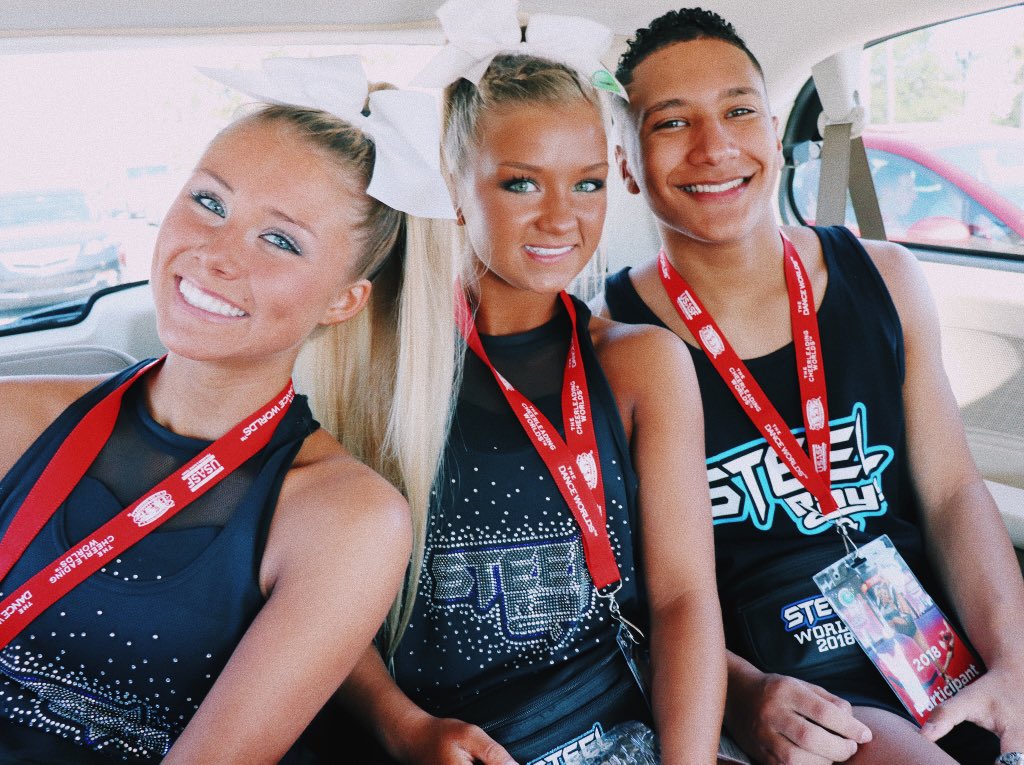 trueneeIy's tweet photo. worlds 2018 - bronze champs - love u @Steel_Rays https://t.co/t2ufIWXTqd