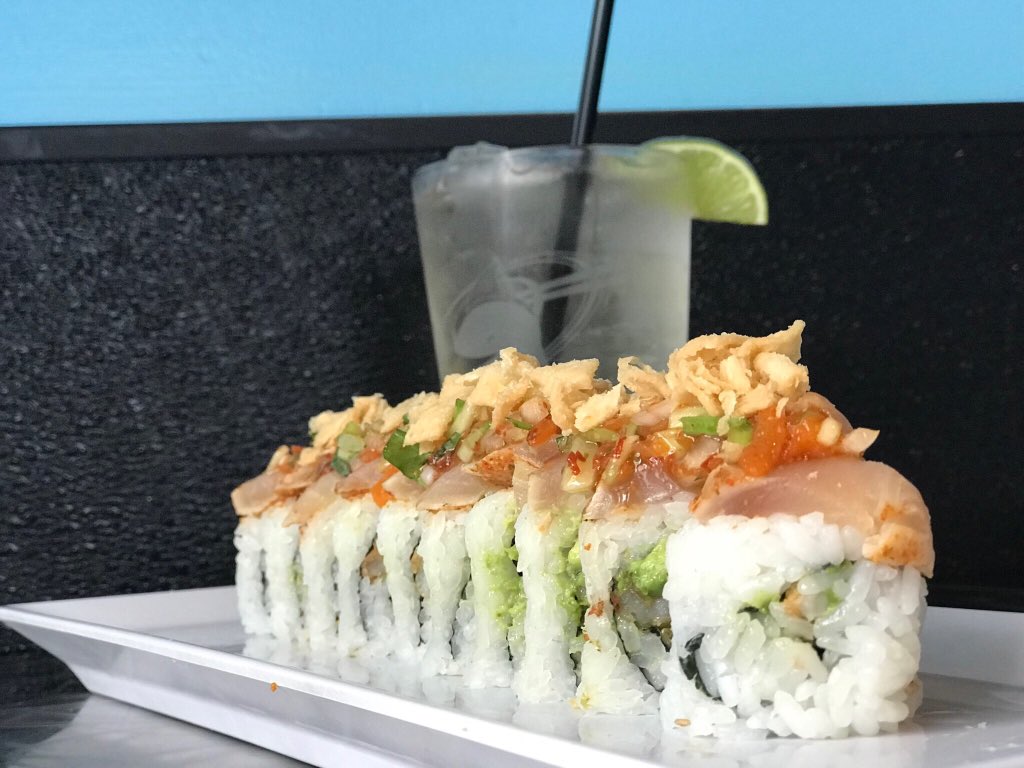 TrappersSushi's tweet photo. ⭐️ Puyallup #trapperssushi #RollOfTheWeek •Camaron Verde-
Corkscrew shrimp 
avocado 
Lucy sauce 
Topped seared albacore
And a mixture of cucumber, white onion, cilantro, habanero, sweet chili ponzu, teriyaki and lime sprinkled with wonton chips 
#Drink 21+ •El Grito 

￼￼ https://t.co/MMNRM7krGR