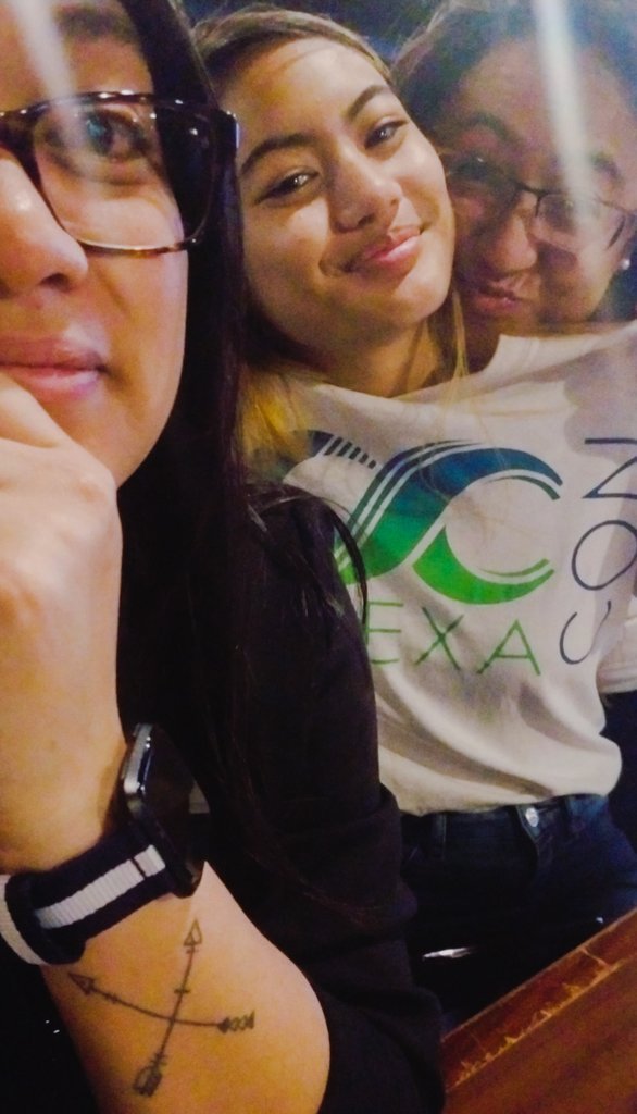 rialize's tweet photo. This one showed up to dinner with her #ClexaCon swag. #TeamYap https://t.co/uYqwOZNBbb
