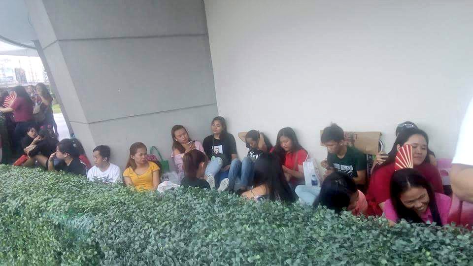 itizdahlia's tweet photo. ATM.

REAL SITUATION outside of the SKYDOME at SM CITY NORTH EDSA.

CAPT. EDWARD BARBER SUPPORTERS excited TO WITNESS HIM LIVE ON STAGE. https://t.co/UNzzGUYFA6
