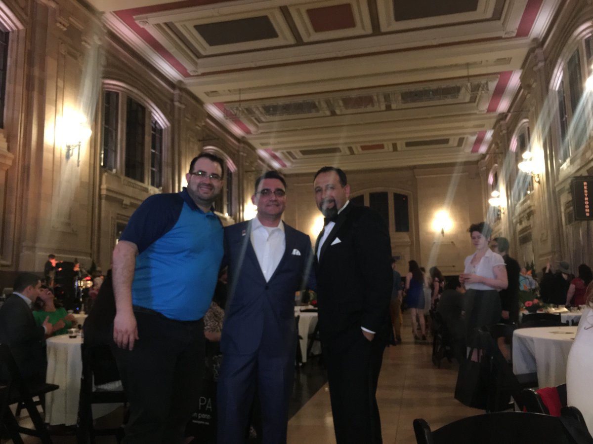 hca_buildKC's tweet photo. Noche de gala en #ComidaKC con @UnivisionKC y @BurnsMcDonnell https://t.co/w3xfkX2qcw