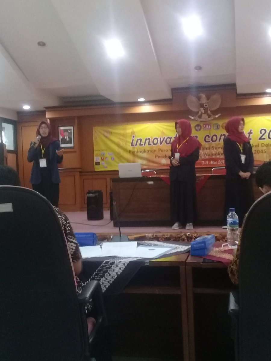 iconfeuny's tweet photo. [LIVE REPORT] Sedang berlangsung presentasi dari presentator ke 5 dari Poliwangi dengan ketua Ella https://t.co/LbQLL47MY0