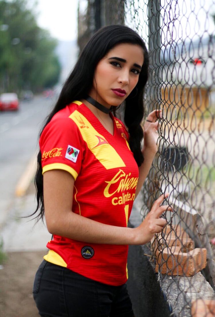 naomihl's tweet photo. #HoyToca @FuerzaMonarca ver al morelia ganar 💛❤️️〽️ https://t.co/et3eCt03QA
