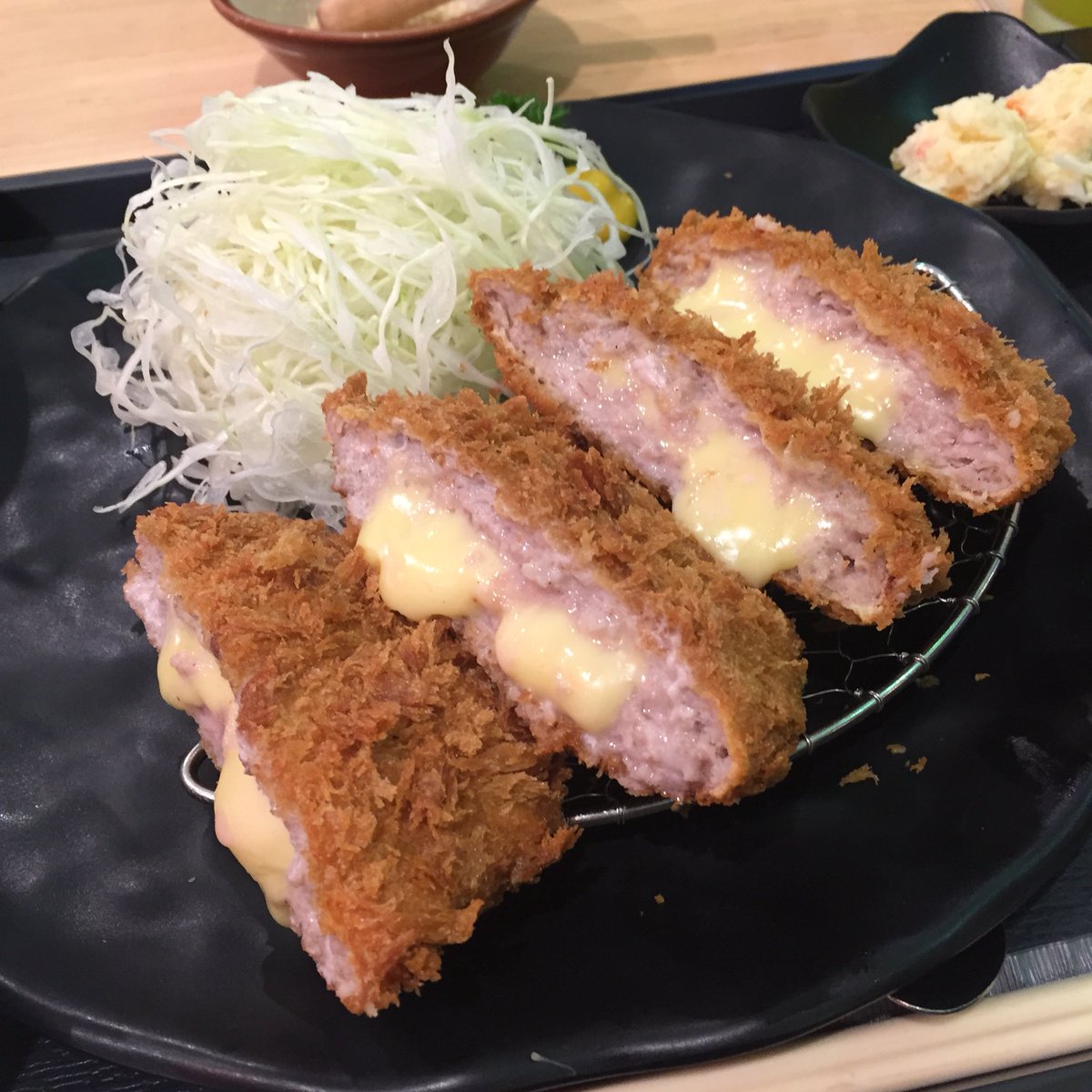 whatdoueattoday's tweet photo. เอาใจชาวฝั่งธนด้วย~ หมูบดสอดไส้ชีส🧀 กรอบนอกนุ่มใน ชีสเยิ้ม กินกับซอสทงคัตสึไม่เลี่ยนเลย แต่ที่พิเศษคือเซทรีฟิลเติมข้าว ซุป กิมจิ สลัดมันฝรั่ง ไข่ตุ๋นไม่อั้น! ถูกและดีของจริง อ่อเค้ามีพานาคอตต้าให้ด้วยนะ ทีเด็ดเลย👌🏻
📍Katsu tei | เดอะมอลล์บางแค
@aroii @ReviewAroii #อร่อยไปเเดก https://t.co/b2KMYedHex
