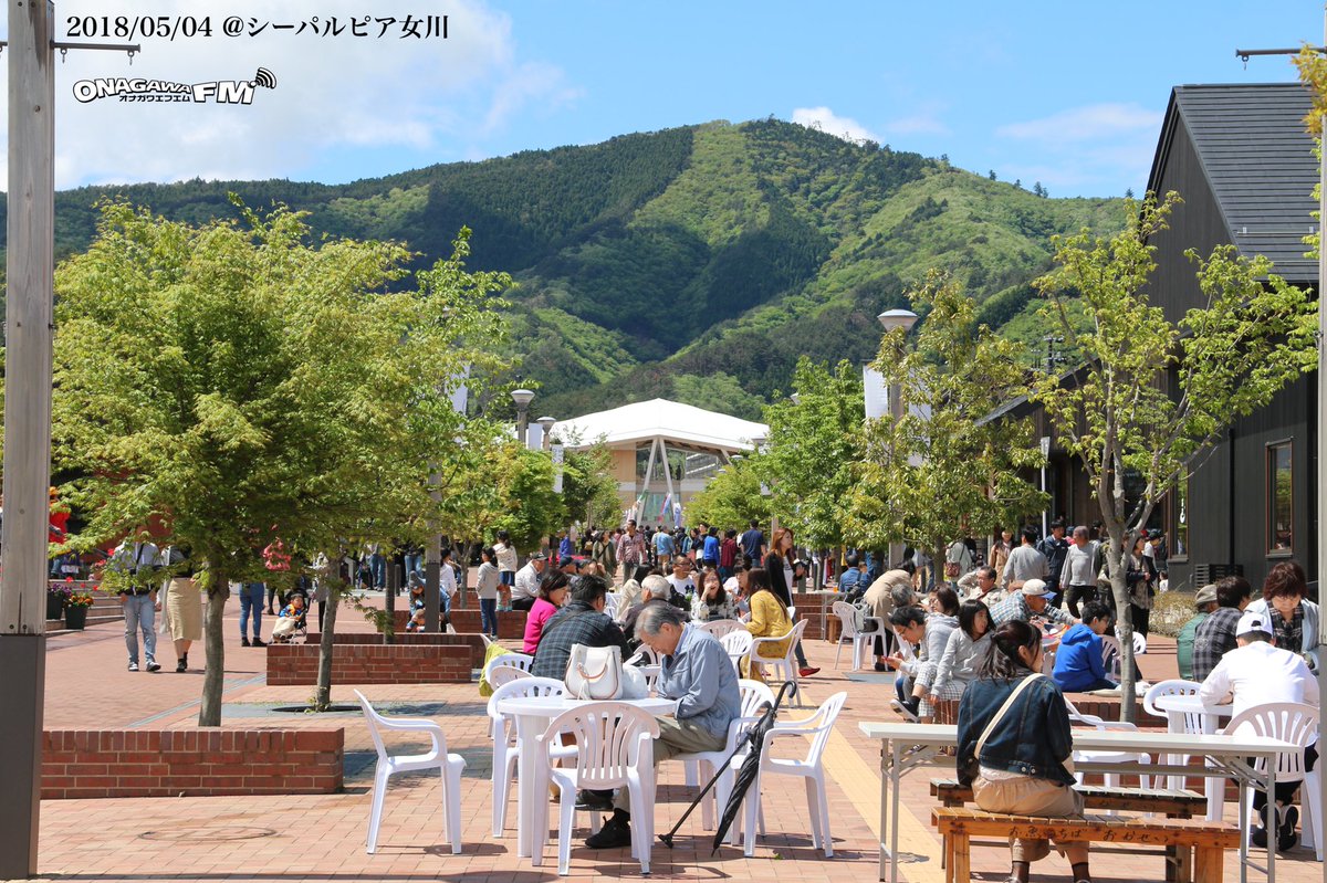 onagawaFM's tweet photo. 5/4さっきまで降っていた雨が止んだ #女川 です。
山や街並みの木はすっかり新緑です。#シーパルピア女川 は女川を楽しむ人たちで賑わっております！！みなさん楽しんで下さい☆
(まっち)#onagawafm #おいでよ女川 https://t.co/uU3Y66mq9Y