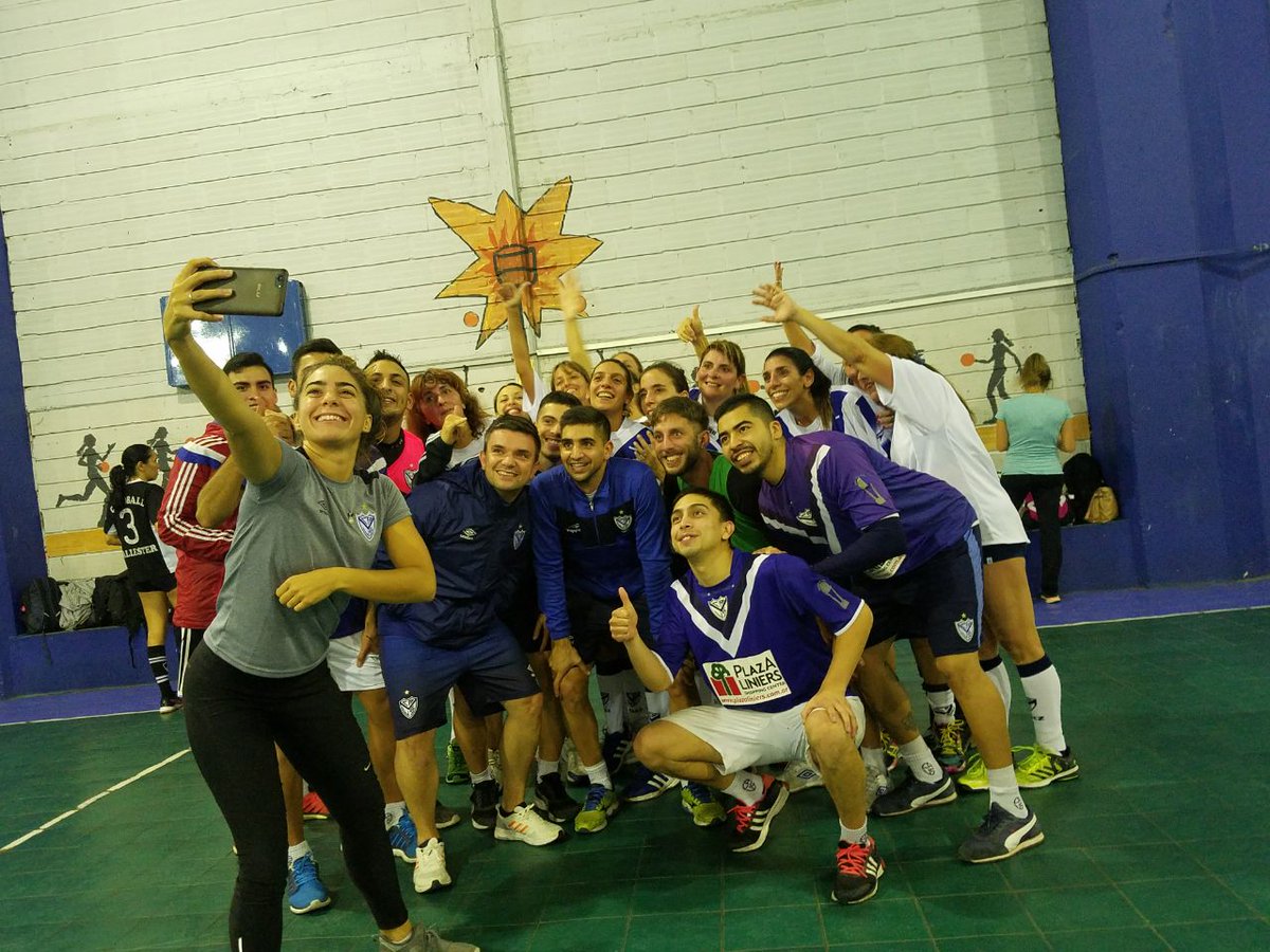 Lindo gesto de los chicos de la 1 era de <a href="/FutsalVelez/">Vélez Futsal</a> que una vez que terminaron la práctica fueron a ver y alentar a las chicas de Maxi Cesto. En 1era plana Antonela Buscaglia, la entrenadora y jugadora, Guillermo Sanguinetti y Maxi Bravo