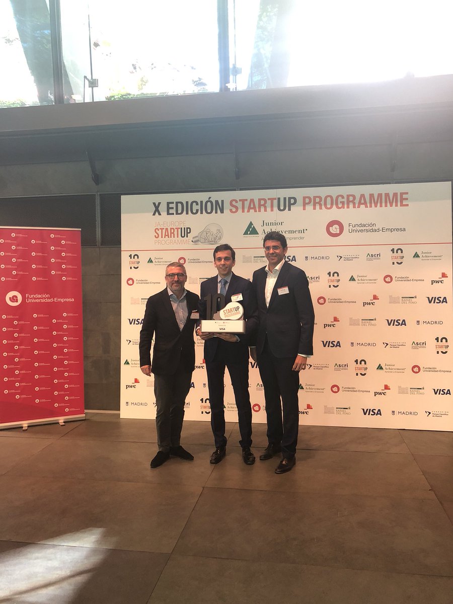 SUProgramme's tweet photo. Bertrand Sava, Regional Managing Director Southern Europe de @Visa_ES y Rafa Muley entregan el Premio Visa a Blotick ¡Enhorabuena ganadores! 📲 #SUProgramme #10edicion https://t.co/8IRFDK65g1