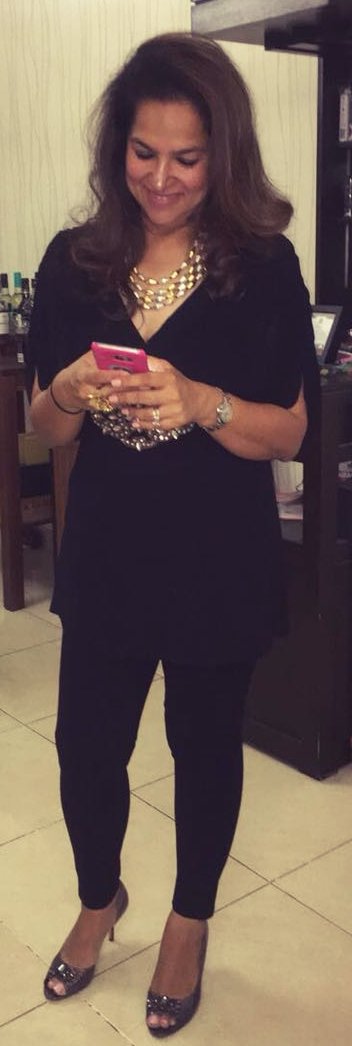 poojajaising's tweet photo. Caught pos(t)ing !! Social Media addiction ... #playingdressup #socialisingnotaneasytask #dubailifestyle #keepingupwithdubai #minimalism #simplicitythebestformofelegance #sportingmyown #decodingfashion https://t.co/Sbz7HYrFdz