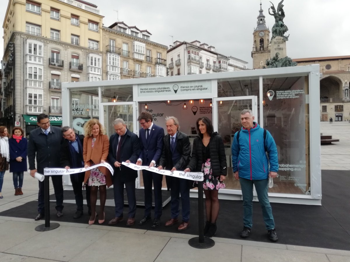 gasteizon's tweet photo. Queda oficialmente inaugurada la tienda itinerante #TheSingularStore @hemenGOSHOPPING descubre todos los detalles aquí: https://t.co/Ptlk0TPnFy https://t.co/jpdxqJ8XQD