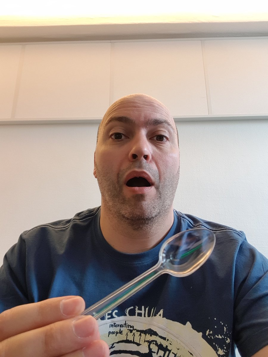 manutopmusic's tweet photo. Regardez ce beau #cadeau que vient de m'offrir Seb !! UNE CUILLERE EN PLASTIQUE !!! Waouw !! Merci Seb !!!!!!!!!!!!!!!!!!! C'est pas Carole qui m'offrirait de ci beaux cadeaux !! 😜#CollègueTropGénéreux #MerciSeb #TropClasse @SebastienRuffet @CaroleCampo @TopmusicAlsace #Alsace https://t.co/2dKyKUyvTi