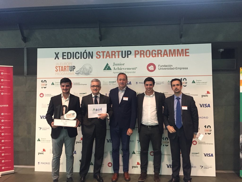 MadridEmprende's tweet photo. Premio ASCRI a la Viabilidad. Entrega D. José Zudaire, Director General de @ASCRI y visualización del Video Pitch de @WiiHotels ganadores del premio en 2015-2016. #SUprogramme #SUPfinal @JASPAIN @FUEONLINE https://t.co/hMuqoEsnIC