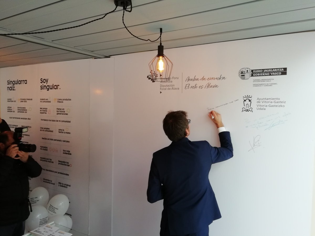 gasteizon's tweet photo. Con la firma del manifiesto damos inicio a la peculiar #singularstore tienda itinerante de #VitoriaGasteiz @hemenGOSHOPPING #piensaenplural #compraensingular no pierdas detalle:  https://t.co/Ptlk0TPnFy https://t.co/aioK9ANqif