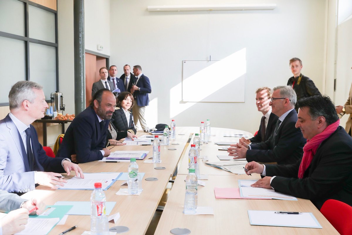 Visite du centre de ressources technologiques @CetimCertec de Bourges puis réunion de travail avec <a href="/BrunoLeMaire/">Bruno Le Maire</a> et <a href="/fbonneau/">François Bonneau</a>. #MatignonCher