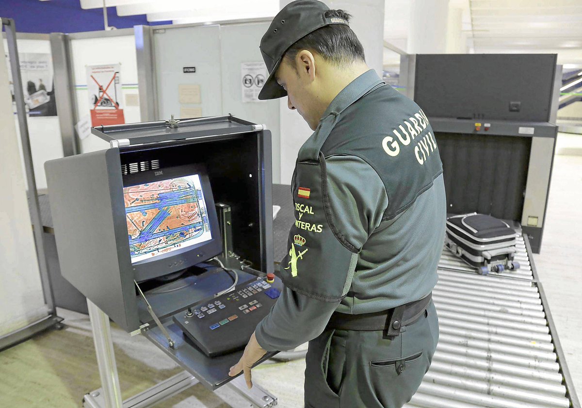 Según la L.O. de FF.CC. de Seguridad del Estado, la <a href="/guardiacivil/">Guardia Civil</a> ejercerá las competencias relativas al resguardo fiscal del Estado y las actuaciones encaminadas a evitar y perseguir el #contrabando. 

¿Tienes algo qué declarar?