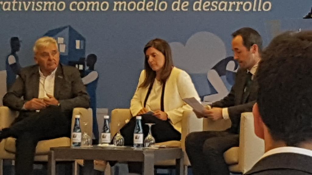 Benihort's tweet photo. Nuestro director @edoguille aporta su experiencia de casi 30 años al frente de la gestión de nuestra #cooperativa en la primera mesa redonda ”El cooperativismo como modelo de desarrollo" de @valenciaplaza @concoval @Serlicoop @centeco #Coinfer https://t.co/UtVJvoVacj