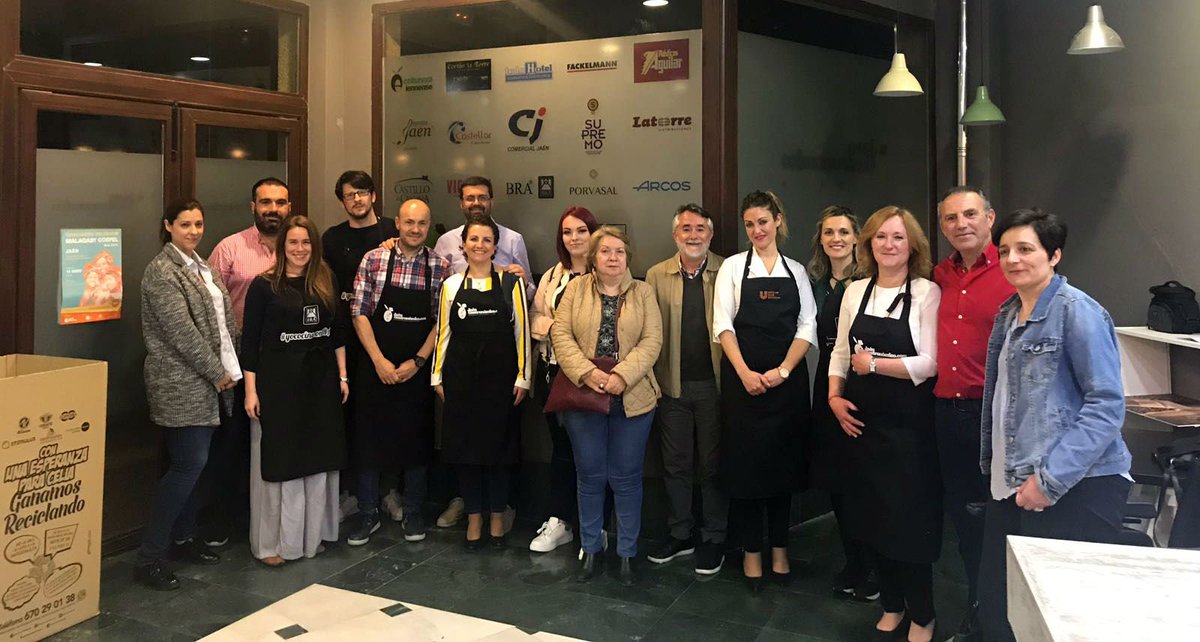 prensajaen's tweet photo. GASTRONOMÍA | Los #periodistas de #Jaén asistieron ayer a un curso de @JaenGastronomco ¡Para chuparse los dedos! Muchas gracias por todo. Noticia: https://t.co/sIBAzdaTaq https://t.co/KhyKPjNQ2L