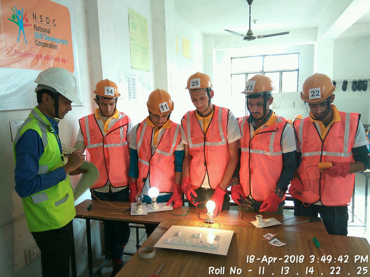 ITRCJK's tweet photo. Assessment of Asst Electrician batch at @ItrcUdhampur J&amp;K @csdci_anand @ConstructionSSC @NSDCINDIA @MSDESkillIndia @DrJitendraSingh @PMOIndia @AnantkumarH @dpradhanbjp @singharun533 https://t.co/VA31eDi55R