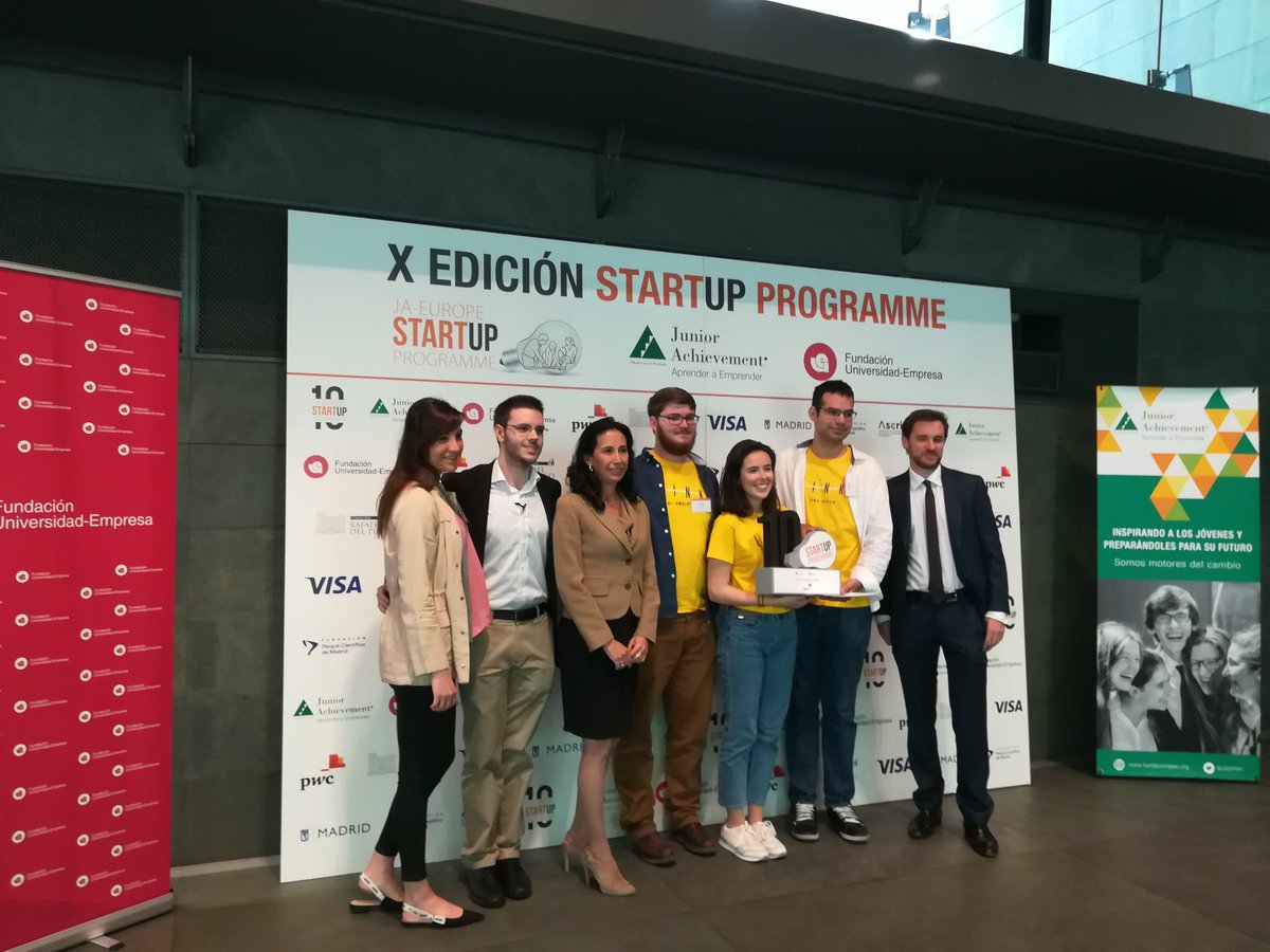 JASPAIN's tweet photo. Drones y cartas que vuelan en los premios @SUProgramme #10Edicion con @SRSolutionsDron #MiguelGarcíaAguado y el equipo de Biofay. Gracias!! https://t.co/yYq1pjfGTR