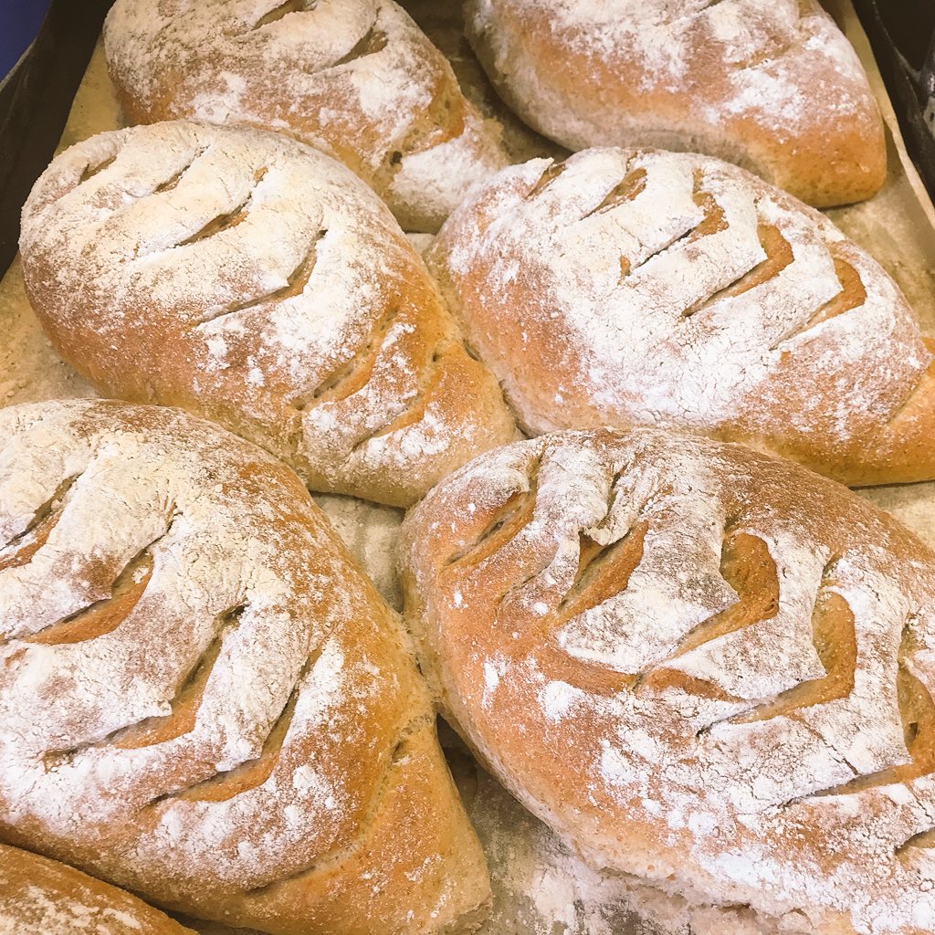 beckybakesdevon's tweet photo. Delicious homemade spelt sour dough hot from the oven #devonbakes #PaulsBakery #seaton #artisan #FeelGoodFriday #visitseaton #keepitlocal https://t.co/s9SB576UhU