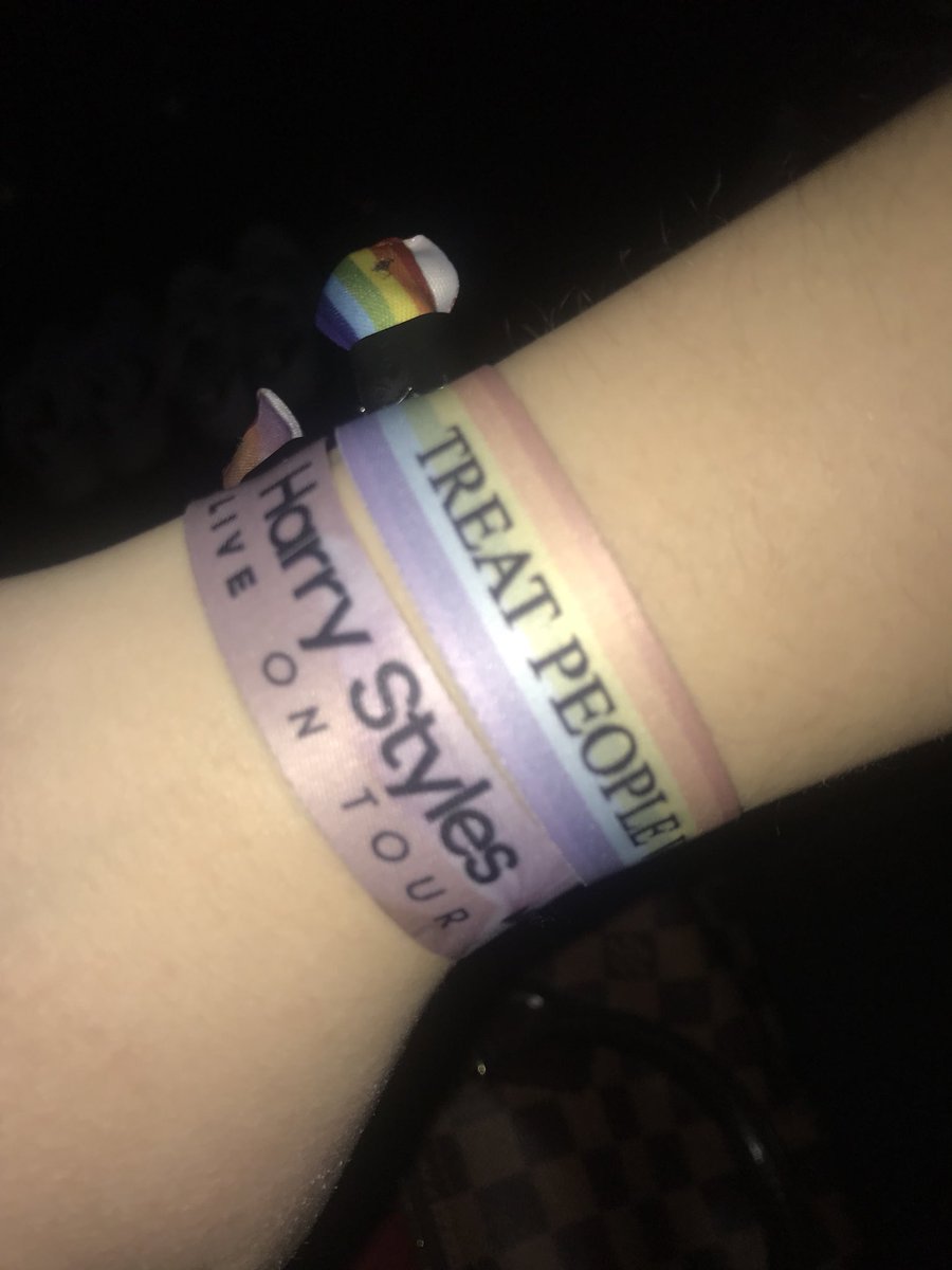 ShariSchwaller's tweet photo. HARRY STYLES GIVEAWAY 
The rest of the TREAT PEOPLE WITH KINDNESS WRISTBANDS!! 
RT and turn notifications on! I choose some winners next week https://t.co/YKSISoaE60