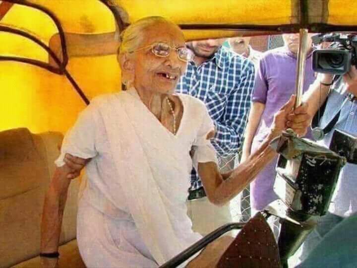 thevijaysampla's tweet photo. Our Beloved PM Shri @narendramodi 's Mother is still travelling in Auto, While @RahulGandhi 's Mother is the World's 4th Wealthiest Politician!
#NarendraModi https://t.co/HsLuTBYUaI