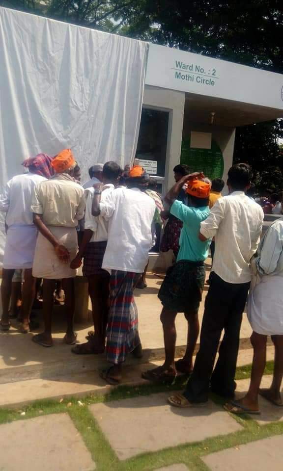 VinayDokania's tweet photo. Very refreshing to see #IndiraCanteens started by @INCKarnataka govt of @siddaramaiah are being utilised by BJP supporters too. This shows that the canteens are truly a boon for all at affordable cost . This is real Sabka Sath &amp; Vikas ...  #CongressOnceMore #ProgressWithCongress https://t.co/e5s5T11vbV