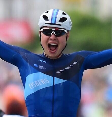 richardbramhall's tweet image. What a difference a year makes @Harrytanfield94 @CanyonEisberg @letouryorkshire In 2017 #TDY needed a push from two clowns (1 me, 1 my dad) and in 2018 showed the world how to win #takeabow #havethat #leadersjersey #yorkshire