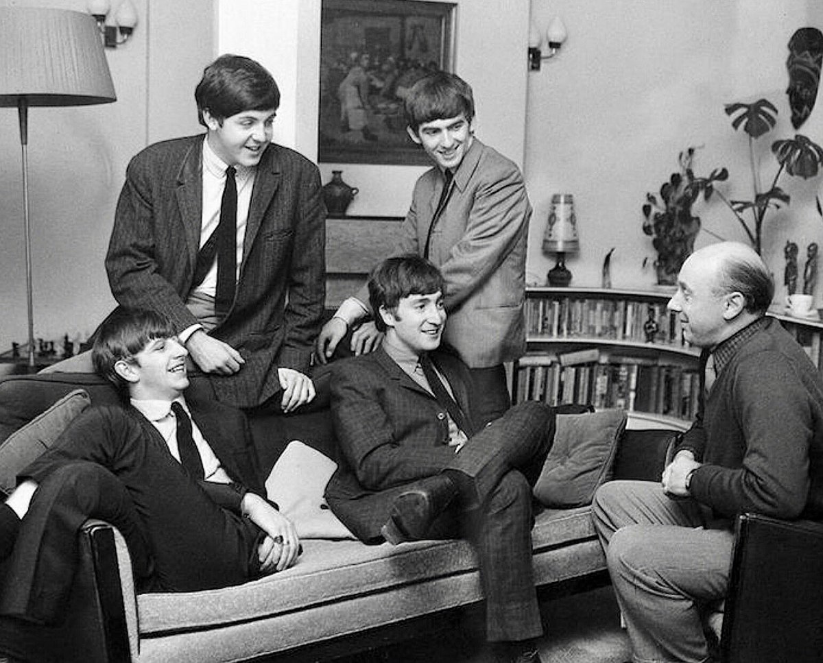 ToursBeatles's tweet image. With reporter Donald Zec, Lancaster Gate, London, September 1963 #TheBeatles #LancasterGate #DonaldZec #London #1960s #DailyMirror @SgtPepper1710 @thebeatles @BeatlesArchive2 @LudoJanssens @mikolato @beatlesfab4ever @Johnny_W_L @BeatlemaniaUK